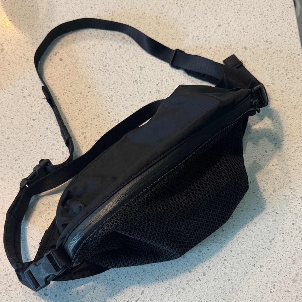 Lululemon men's bumbag/ belt bag  black